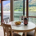 2 Bedroom Cozy In Straumgjerde Riksheim